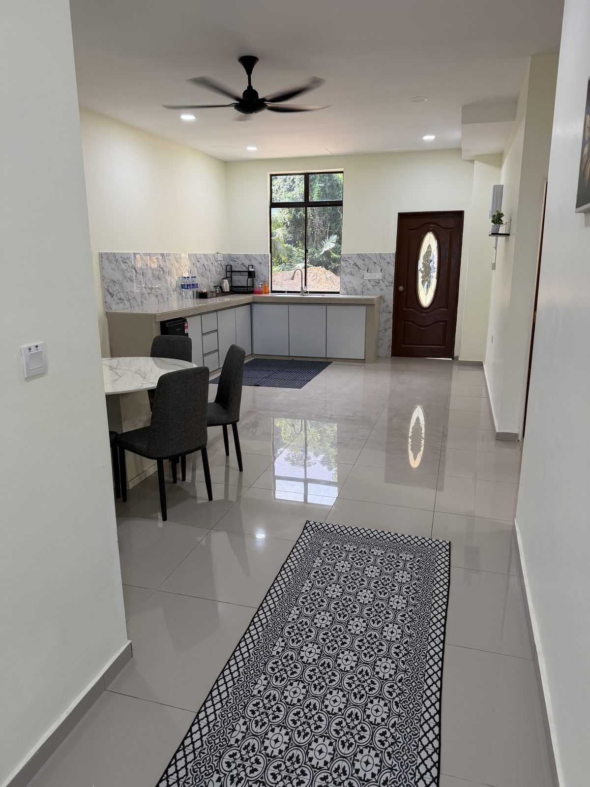 Kitchen and dining area in the 3 Bedroom Oceanfront Villa