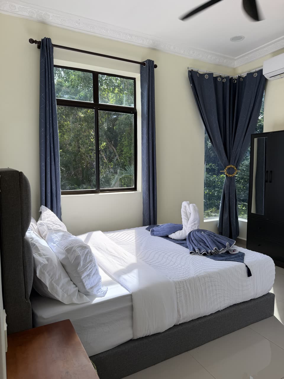 Garden-view bedroom in the 2 Bedroom Oceanfront Villa